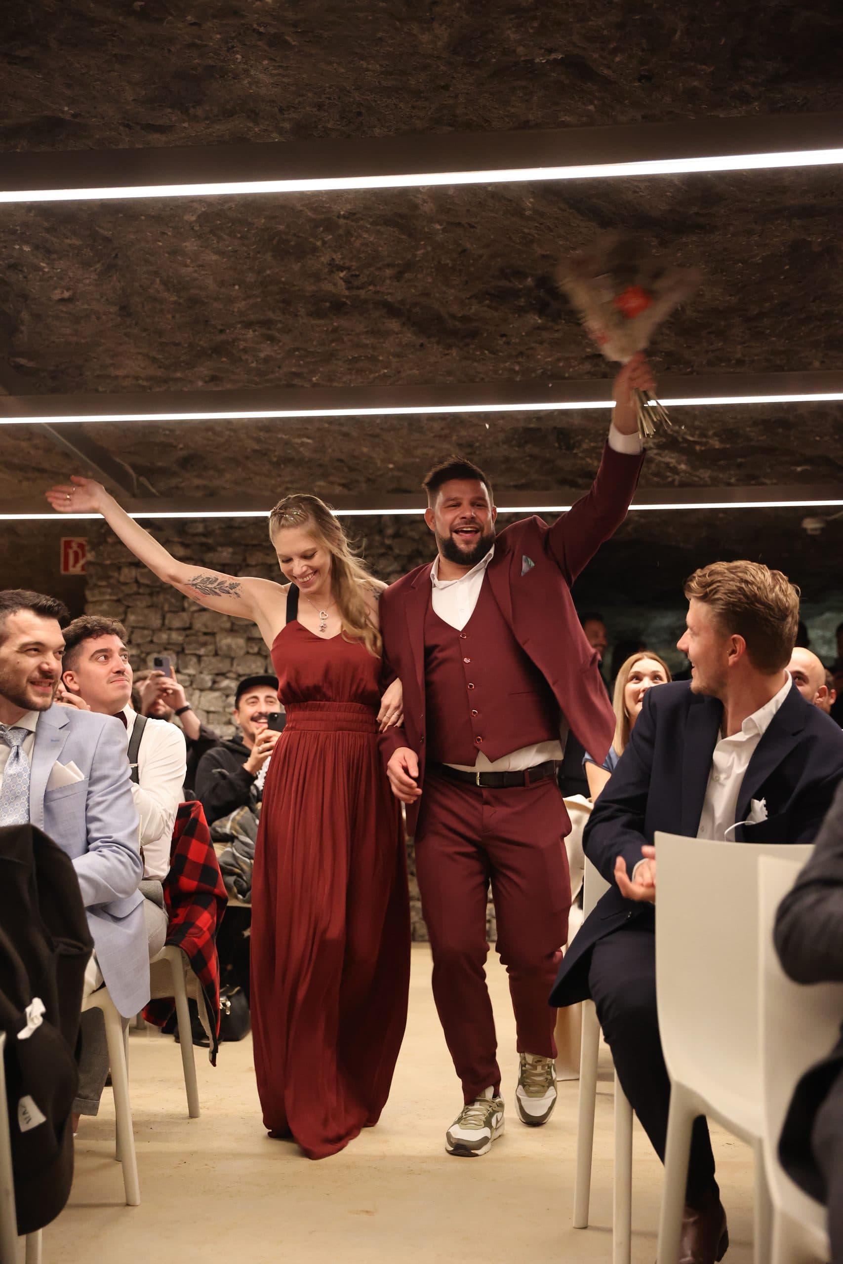 Sylvain en costume bordeaux, entrée des mariés sous les applaudissements