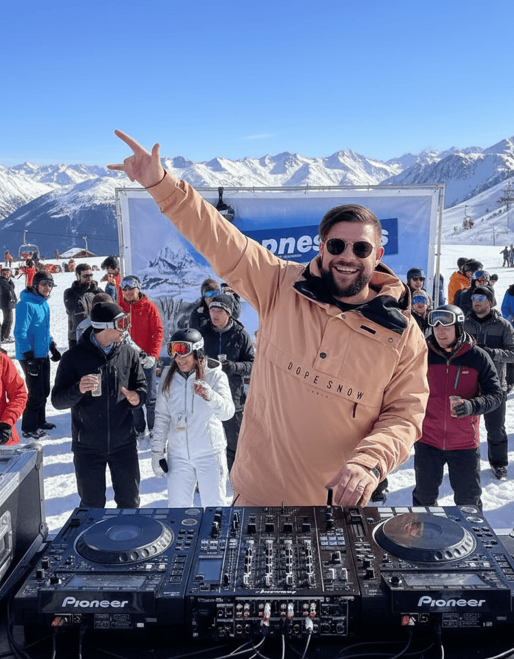 DJ Sly en action, ambiance de fête et public en mouvement