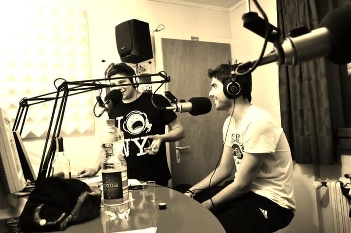 Sylvain Vallotton en studio radio Vibration 108, au micro