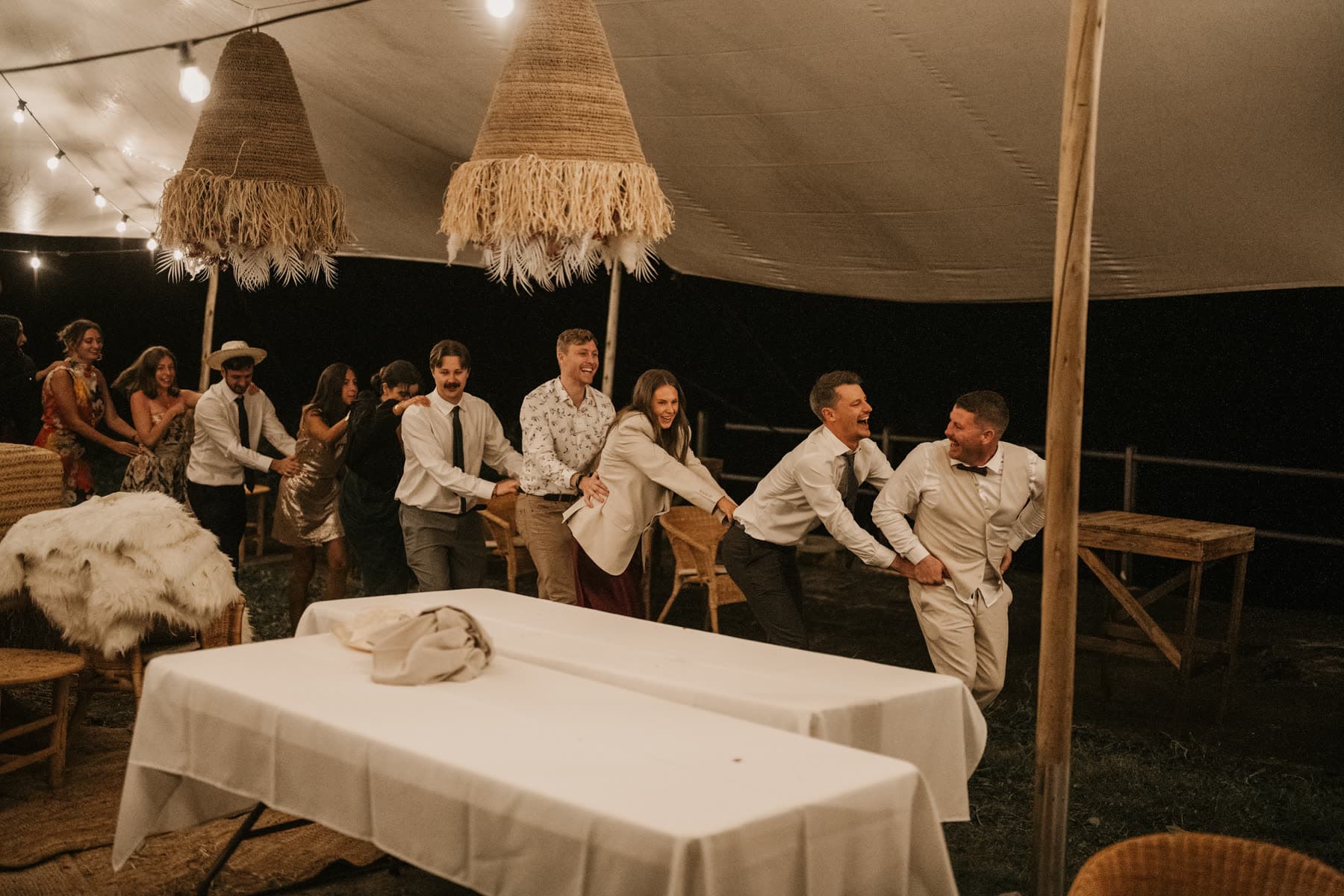 Ambiance de bal de mariage, invités sur la piste de danse